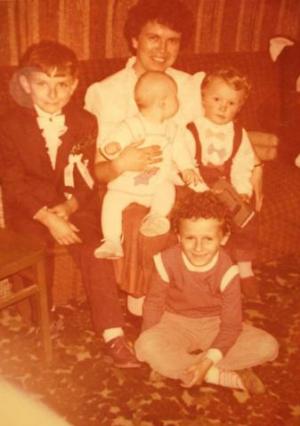 Ciocia Ania, chrześnica Marzenka, bratanek Dominik(po prawej), syn Krzyś (po lewej), syn Tomek (na p