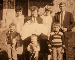 Od lewej: Anna(chrzestna), Stasiu(tata), Zenia(mama), Jurek(chrzestny)
Tomuś, Dominik, Krzyś. 