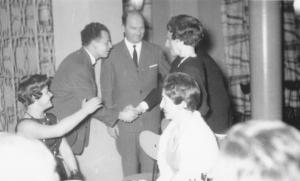 od lewej: Bogusława Dębska, Józef Dębski, Eugeniusz Waszczuk, Tadeusz Malawski (ledwie widoczny), prawdopodobnie Maria Waszczuk, Helena Malawska (biały szal); pocz. lat 60-tych.
