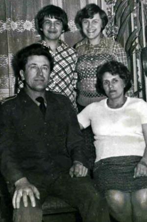 Rodzinnie - Władysław, żona Józefa, córka Jolanta, syn Mariusz