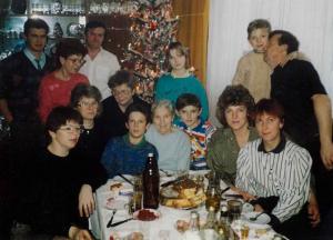 Wigilia u Cioci Irenki, 1991, Mamulek w różowej bluzeczce a w środku Babunia Władziunia.