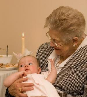 Babcia Nela ze swoją prawnuczką Leną w dniu jej chrzcin