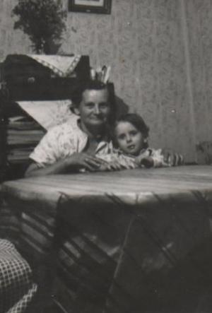 Michalina z wnuczką Teresą, Łódź, koniec lat 50.