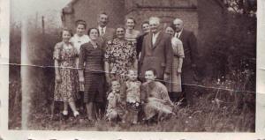 Halina Vogel z rodzicami i siostrami na tle domu rok prawdopodobnie koniec lat 1950