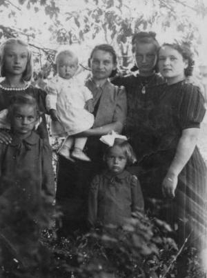 Michalina z córkami Ireną i Anną (stoją z przodu) i Bożeną (na ręce), Pabianice, 21.06.1941 r.