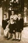 Mama z synami Ryśkiem, Tadeuszem i Zbyszkiem 27.06.1954
