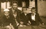 Mama z synami Ryśkiem, Tadeuszem i Zbyszkiem  1954