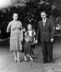 chyba 1949 rok - od lewej: Zofia Popławska (mama), Basia (na dole), starsza siostra Danusia (poźniej również nauczycielka wychowania przedszkolnego), Wacław Popławski (tata)