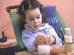 6 lat. Olga masuje laleczkę.