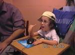 7 lat. Olga miksuje muzykę na komputerze
