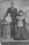 Anastazja i Ryszard Siczkowie ok 1907 roku robią sobie u łódzkiego fotografa zdjęcie rodzinne. Na kolanach u Anastazji siedzi córeczka, a na kolumnie mój Dziadek - mały Jurek 