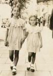 Na ulicach Warszawy z siostra, ok. 1937. Hania z lewej  