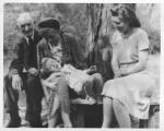 Z dziadkami i matką, ok. 1943.