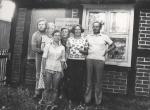 Z rodzicami, bratem i bratową na wykopaliskach w Dąbkach