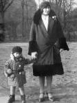 Z mamą Heleną w parku - rok 1930