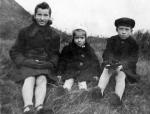 Pierwsza z lewej - z bratem Zbyszkiem i siostrą Basią - rok 1938
