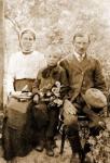 Na fotografii Antoni i Marianna Drozdowscy rodzice Bolesława ze wsi Sromutka. Przy nich Bolesław. Fotografię wykonano około roku 1902
